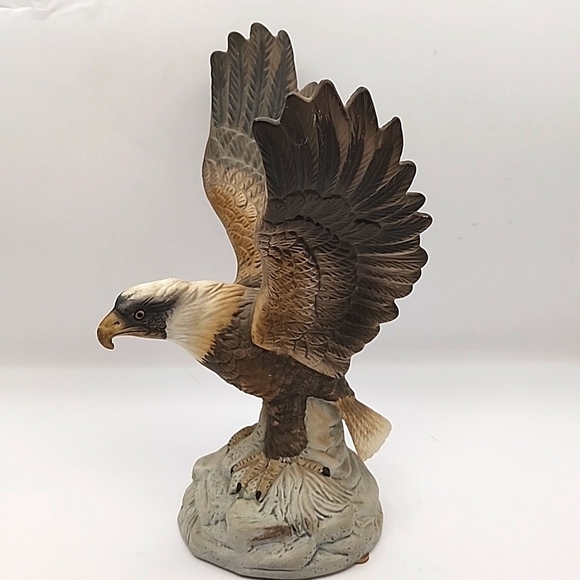 Vintage 1983 Royal Crown Arnart Eagle Figurine Signed by J. Byron - Picture 1 of 10
